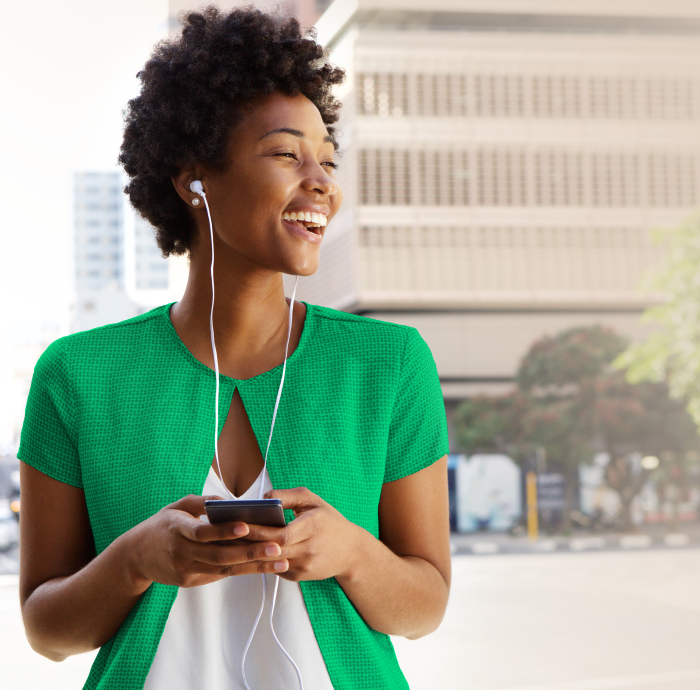 Pessoa com um dispositivo celular na mão