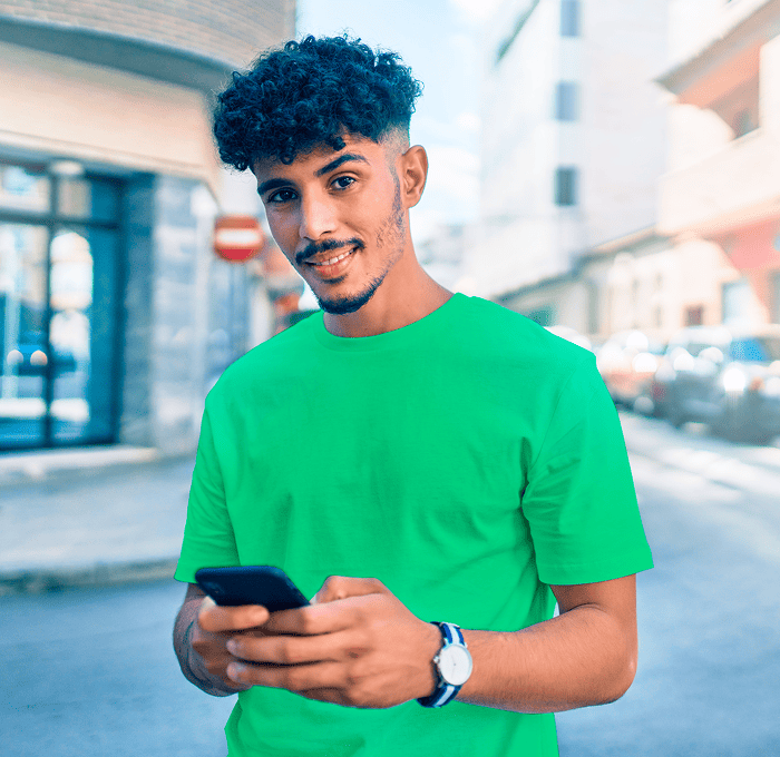 Pessoa com um dispositivo celular na mão
