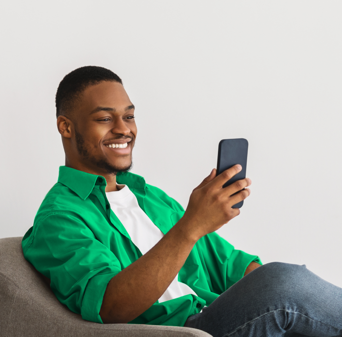 Pessoa com um dispositivo celular na mão