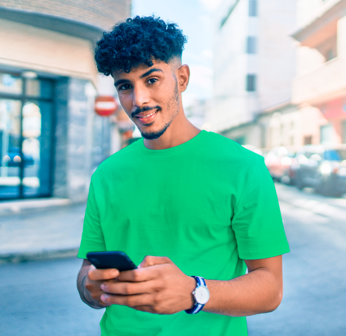 Pessoa com um dispositivo celular na mão