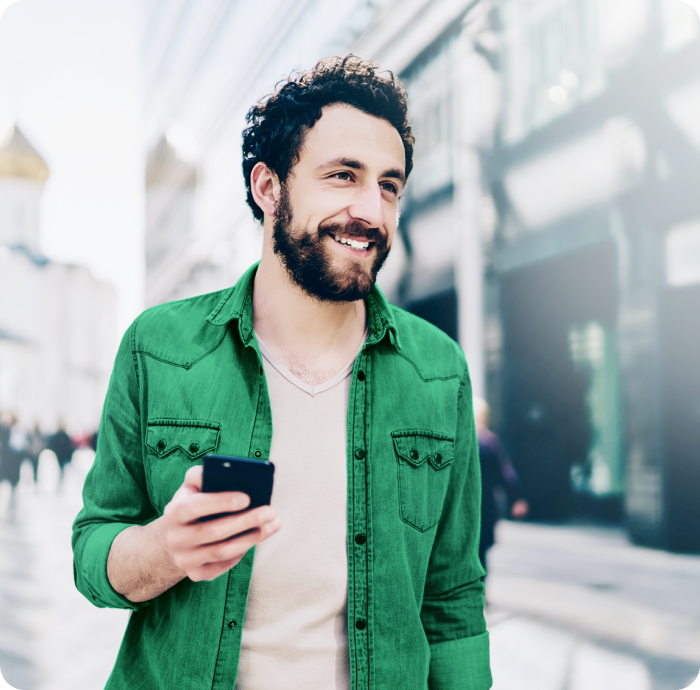 Pessoa com um dispositivo celular na mão