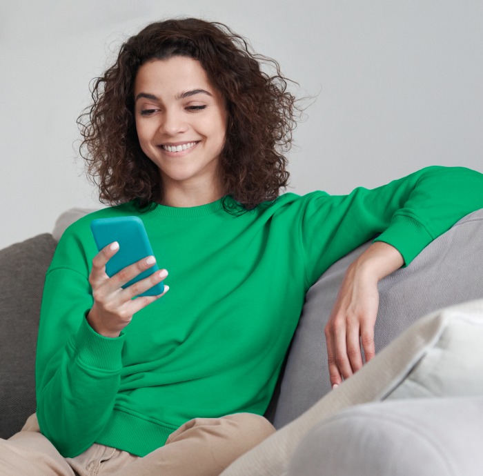 Pessoa com um dispositivo celular na mão