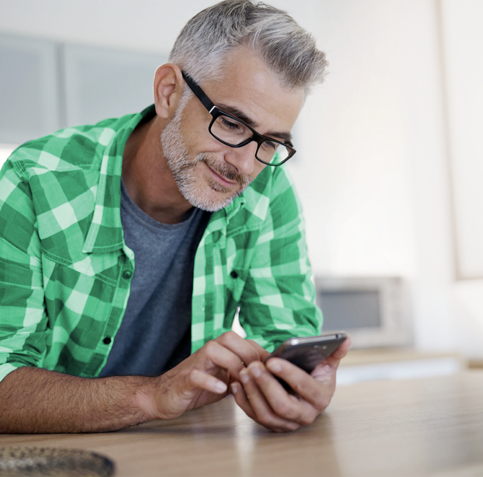 Pessoa com um dispositivo celular na mão