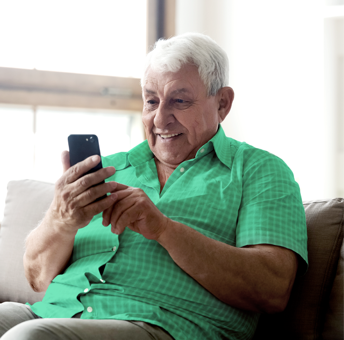 Pessoa com um dispositivo celular na mão