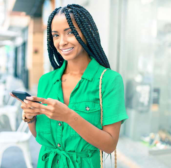 Pessoa com um dispositivo celular na mão