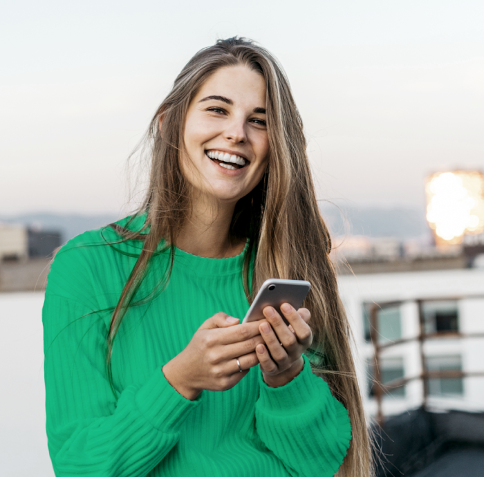 Pessoa com um dispositivo celular na mão