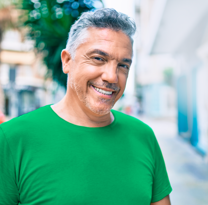 Pessoa com um dispositivo celular na mão