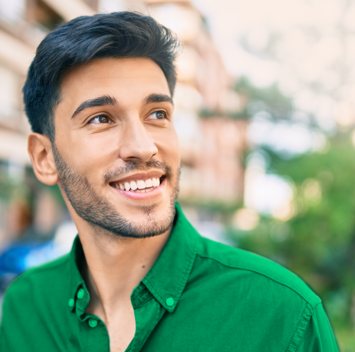 Pessoa com um dispositivo celular na mão