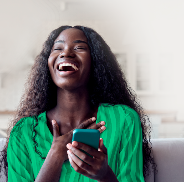 Pessoa com um dispositivo celular na mão