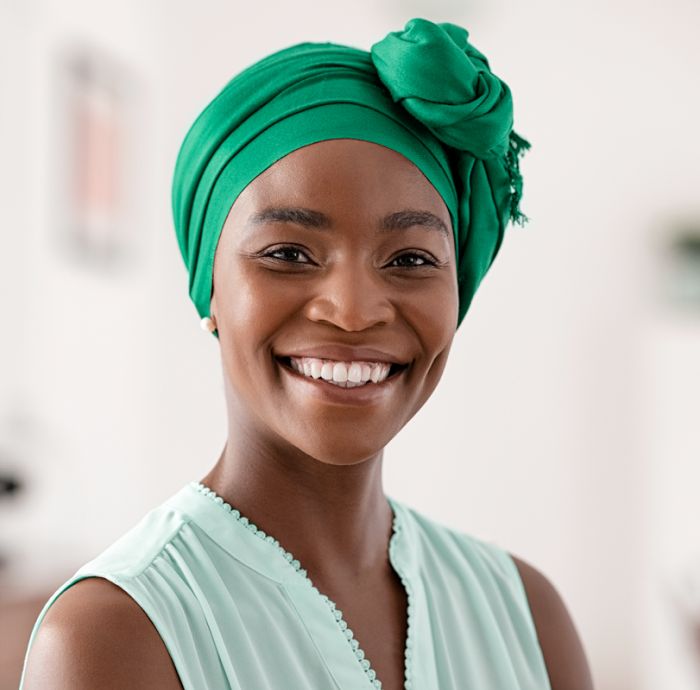 Pessoa com um dispositivo celular na mão